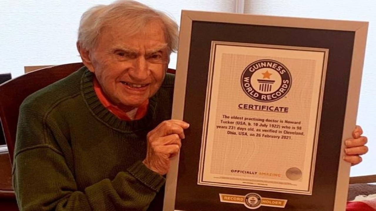Dr. Howard Tucker dari Cleveland, Ohio, AS, yang memegang rekor dunia guinness sebagai dokter praktik tertua di dunia, kini berusia 100 tahun dan tidak memiliki niatan segera pensiun. (Guinness World Record/UPI)
