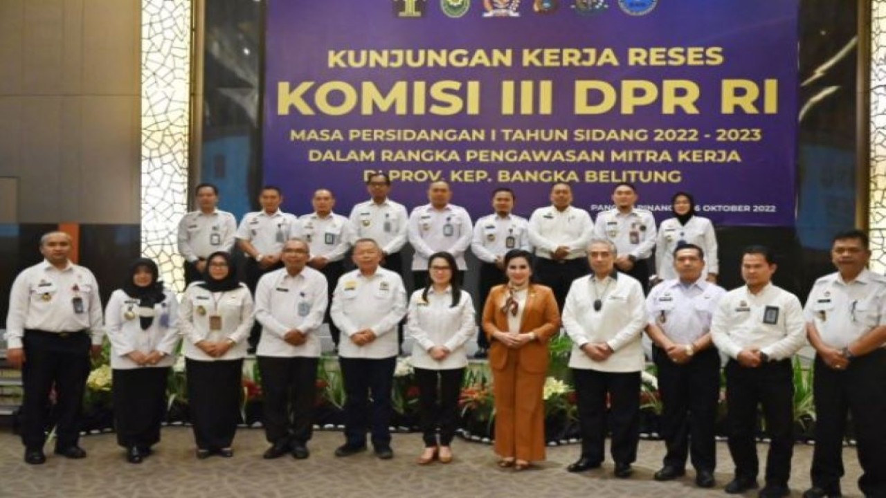 Anggota Komisi III DPR RI M. Nurdin saat foto bersama usai selesai melakukan Kunjungan Kerja Reses dengan Pengadilan Tinggi Bangka Belitung dan Kejaksaan Tinggi Bangka belitung di Pangkal Pinang, Provinsi Bangka Belitung, Rabu (5/10/2022). (Aaron/nvl)