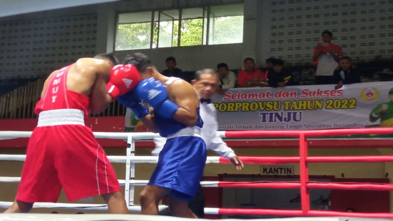 Dua petinju saling pukul di cabang olahraga tinju Porprov Sumut (ANTARA/Juraidi)