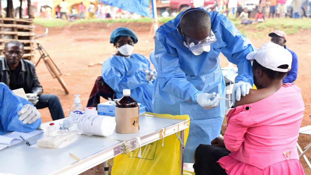 Seorang petugas kesehatan memberikan vaksin Ebola kepada seorang wanita di Desa Mangina di provinsi Kivu Utara, Republik Demokratik Kongo, pada 18 Agustus 2018. (Olivia Acland/Reuters)