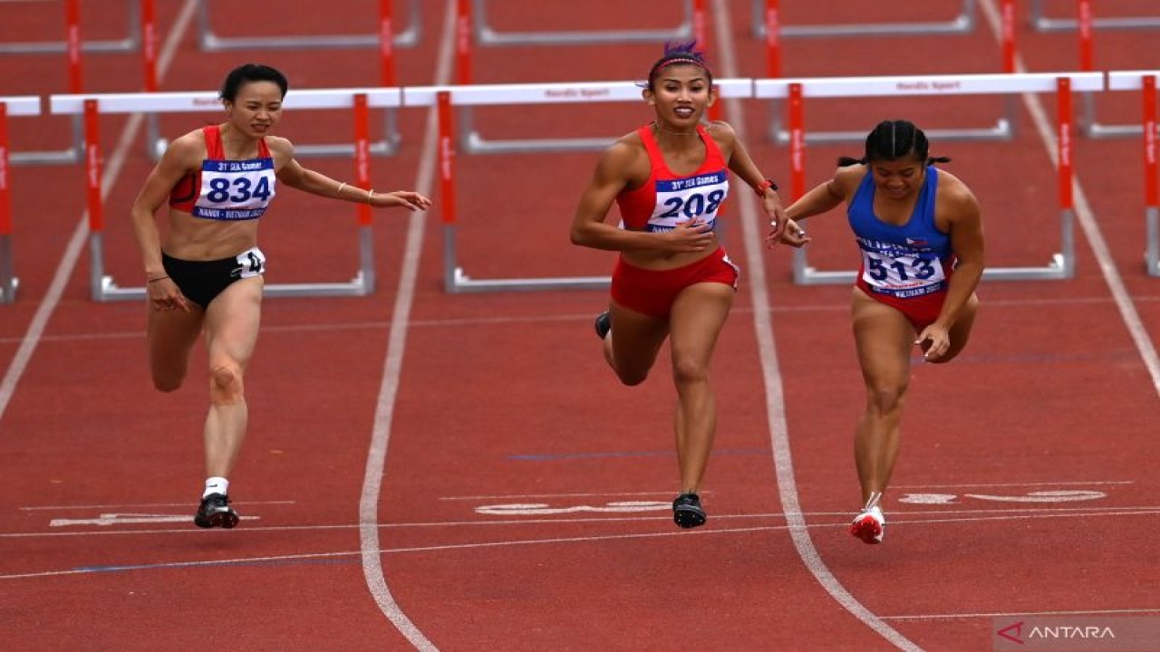 Pelari Emilia Nova (tengah) berlari memasuki garis finis pada nomor 100 meter lari gawang putri SEA Games 2021 Vietnam di Stadion Nasional My Dinh, Hanoi, Vietnam, Senin (16/5/2022). Emilia Nova meraih medali perak setelah finis kedua dengan catatan waktu 13,69 detik. ANTARA/Aditya Pradana Putra/pras.