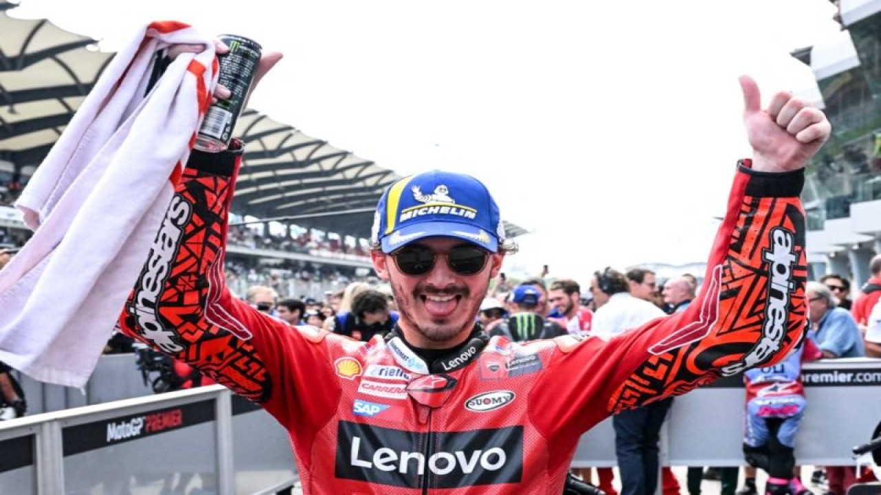 Pebalap tim Ducati Francesco Bagnaia melakukan selebrasi setelah memenangi Grand Prix Malaysia, Sirkuit Sepang, Minggu (23/10/2022) (AFP/MOHD RASFAN)