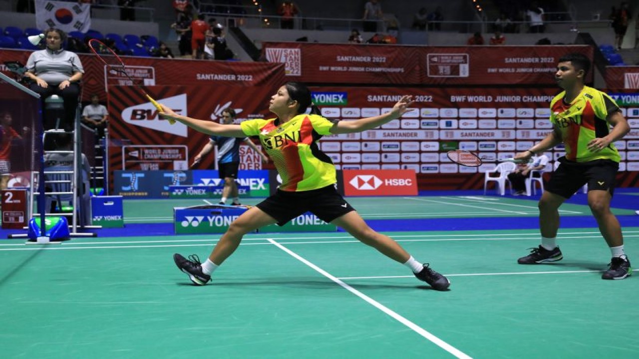 Ganda campuran Indonesia Zaidan Arrafi Nabawi/Felisha Alberta Nathaniel Pasaribu beraksi pada babak 16 besar Kejuaraan Dunia Junior 2022 di Palacio de Deportes de Santander, Spanyol, Kamis (27/10/2022). (Dokumentasi PBSI)