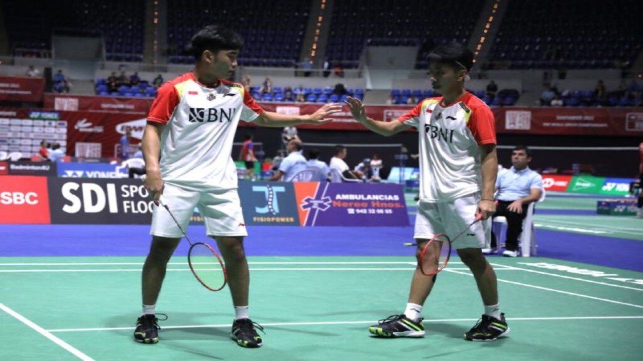 Ganda putra Indonesia Muh Putra Erwiansyah/Patra Harapan Rindorindo melaju ke perempat final Kejuaraan Dunia Junior (WJC) 2022 setelah mengalahkan wakil China Chen Yi Jiang/Zhang Le Jian gim langsung 21-13, 21-11 di Palacio de Deportes de Santander, Santander, Spanyol, Kamis (27/10/2022). (ANTARA/HO-PBSI)