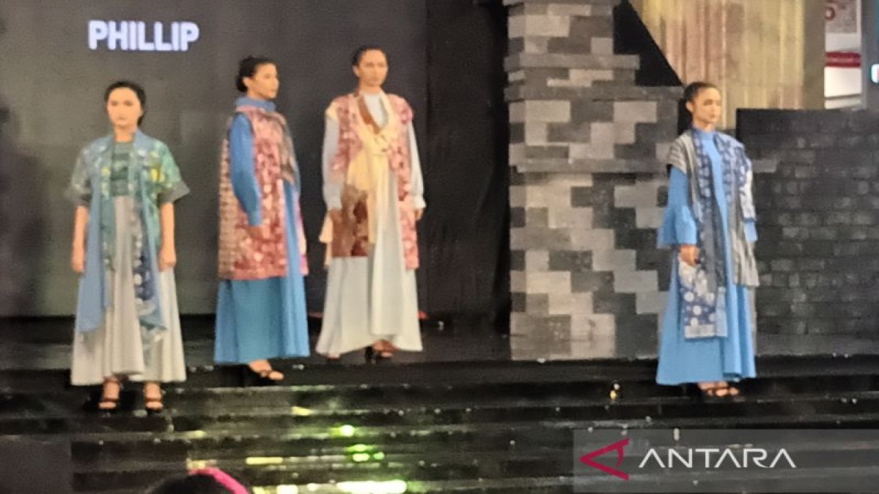 Sejumlah peragawati memamerkan karya fesyen batik pada gelar Fashion Show saat penutupan Gebyar Batik Sleman 2022 di Sleman, Minggu (23/10/22). ANTARA/Victorianus Sat Pranyoto
