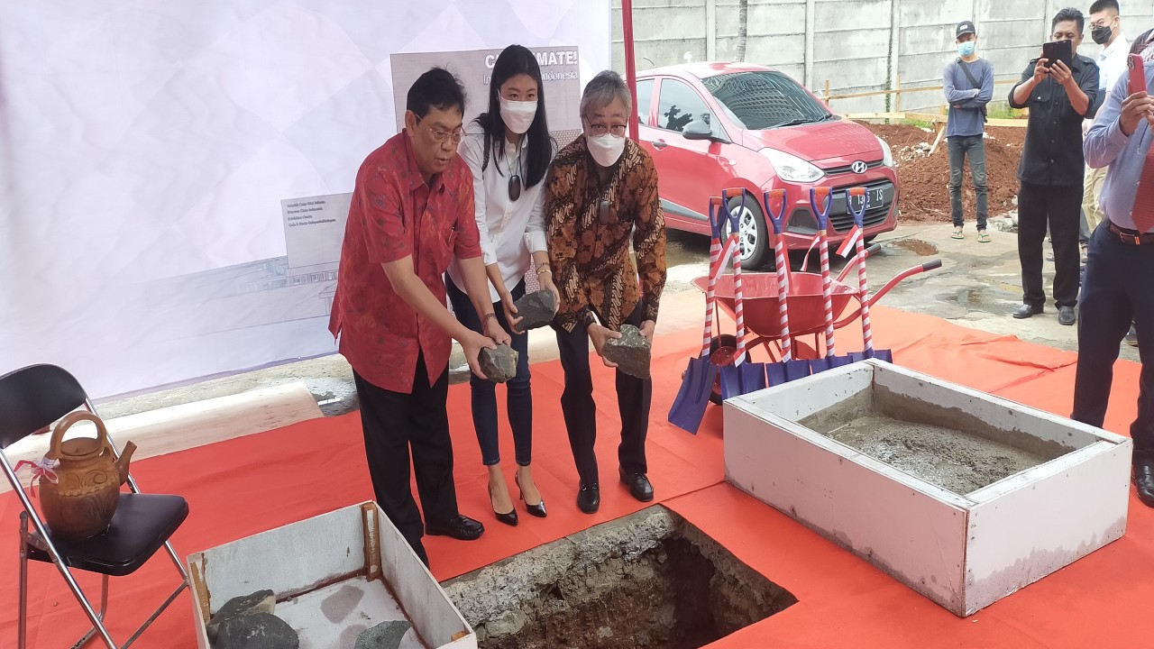 GM Utut Adianto, Eka Putra Wirya (kanan) dan Nita Nathania Wirya dari Manajemen SCUA melakukan groundbreaking Museum Catur Indonesia.     