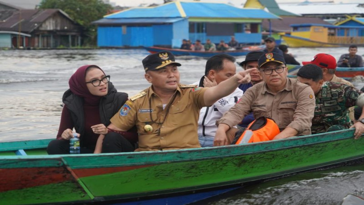 Gubernur Kalteng Sugianto Sabran beserta jajaran menggunakan klotok menyusuri sungai Arut di Kabupaten Kotawaringin Barat, (28/10). (ANTARA/Ho-Diskominfosantik Kalteng)
