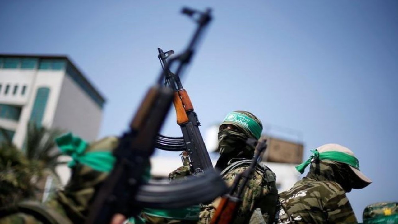 Militan Hamas Palestina mengambil bagian dalam protes di Kota Gaza pada 21 Juli 2017. (Mohammed Salem/Reuters)