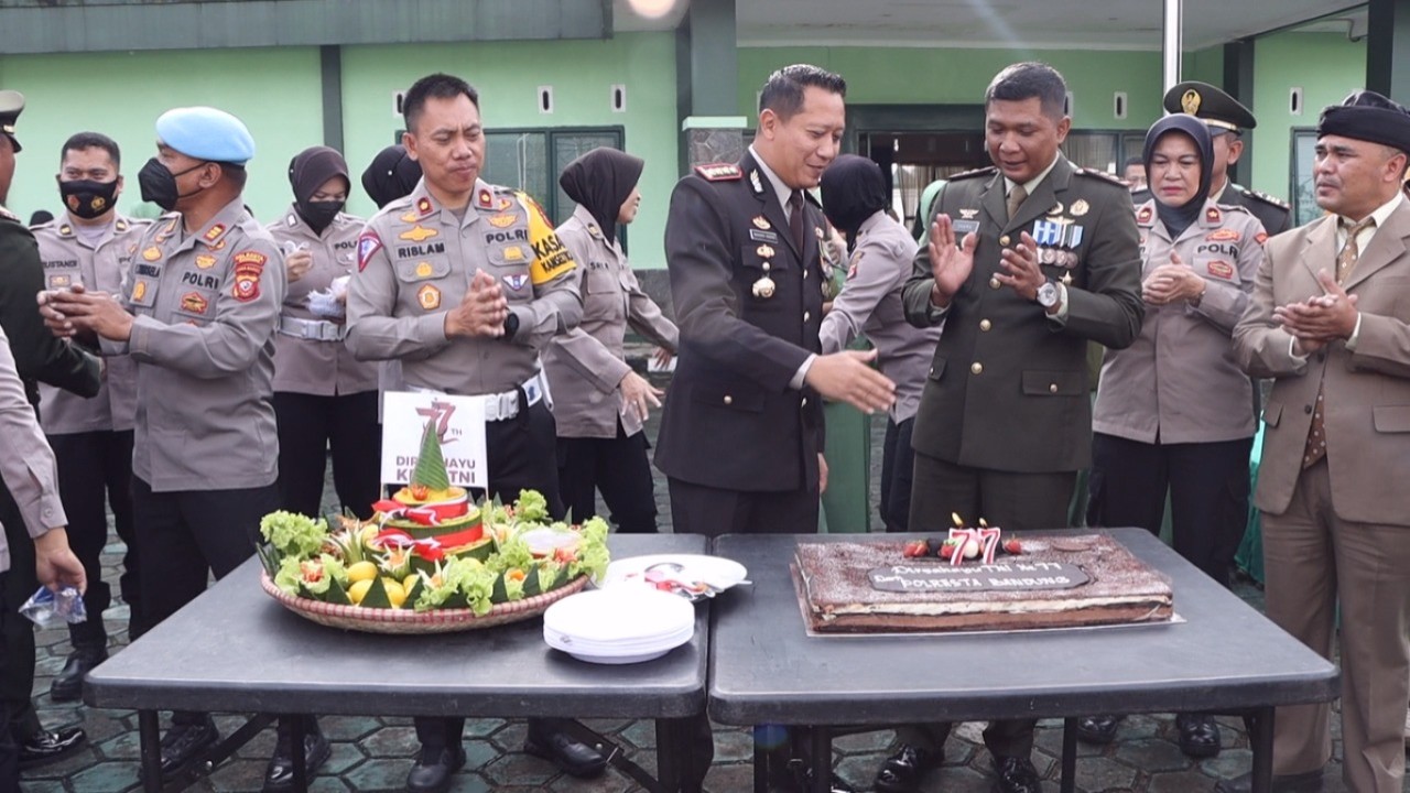 Kapolresta Bandung memberi kejutan pad komandan Kodim.