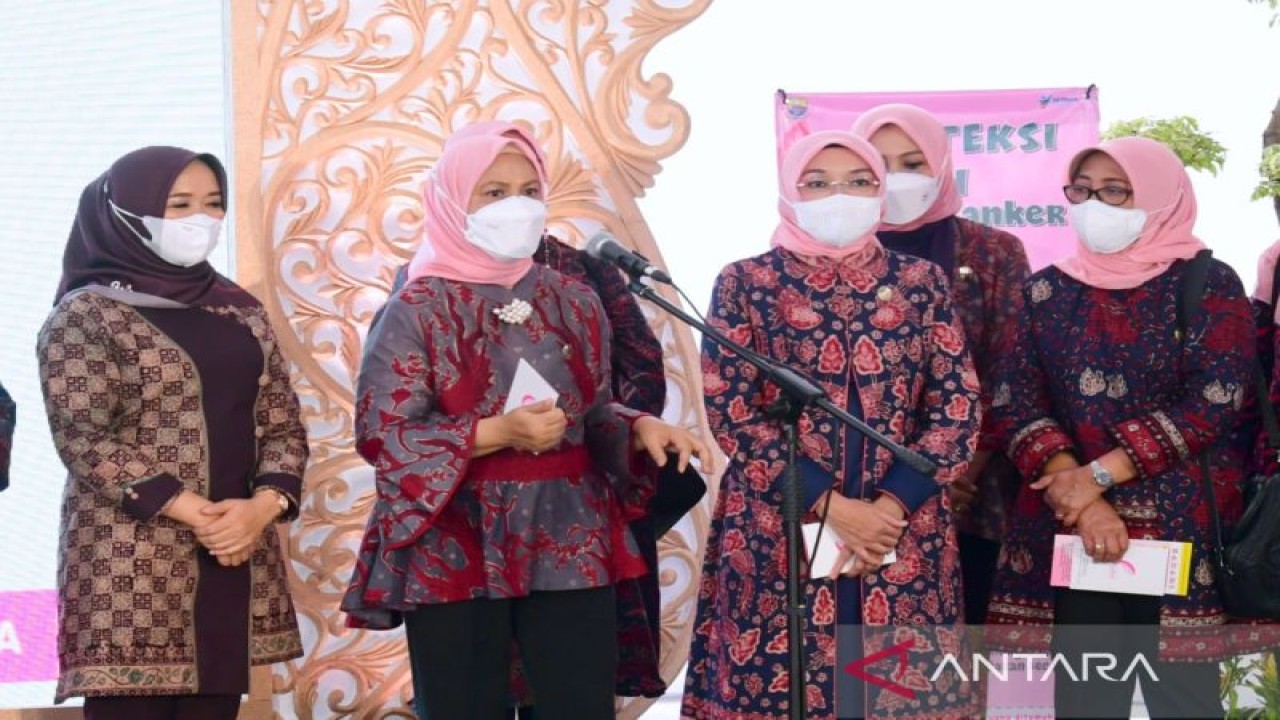 Ibu Iriana Joko Widodo didampingi Ibu Wury Ma'ruf Amin dan para anggota Organisasi Aksi Solidaritas Era Kabinet Indonesia Maju (OASE KIM) meninjau sosialisasi pemeriksaan payudara sendiri (SADARI) di halaman Rumah Dinas Gubernur Jambi, Kota Jambi pada Kamis (20/10/2022). (ANTARA/Muchlis Jr - Biro Pers Sekretariat Presiden)