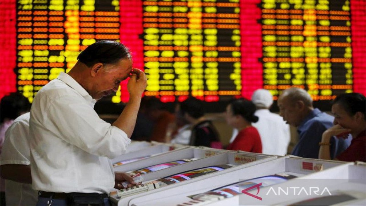 Investor melihat layar komputer yang menunjukkan informasi saham di sebuah rumah broker di Shanghai. ANTARA/REUTERS/Aly Song/aa