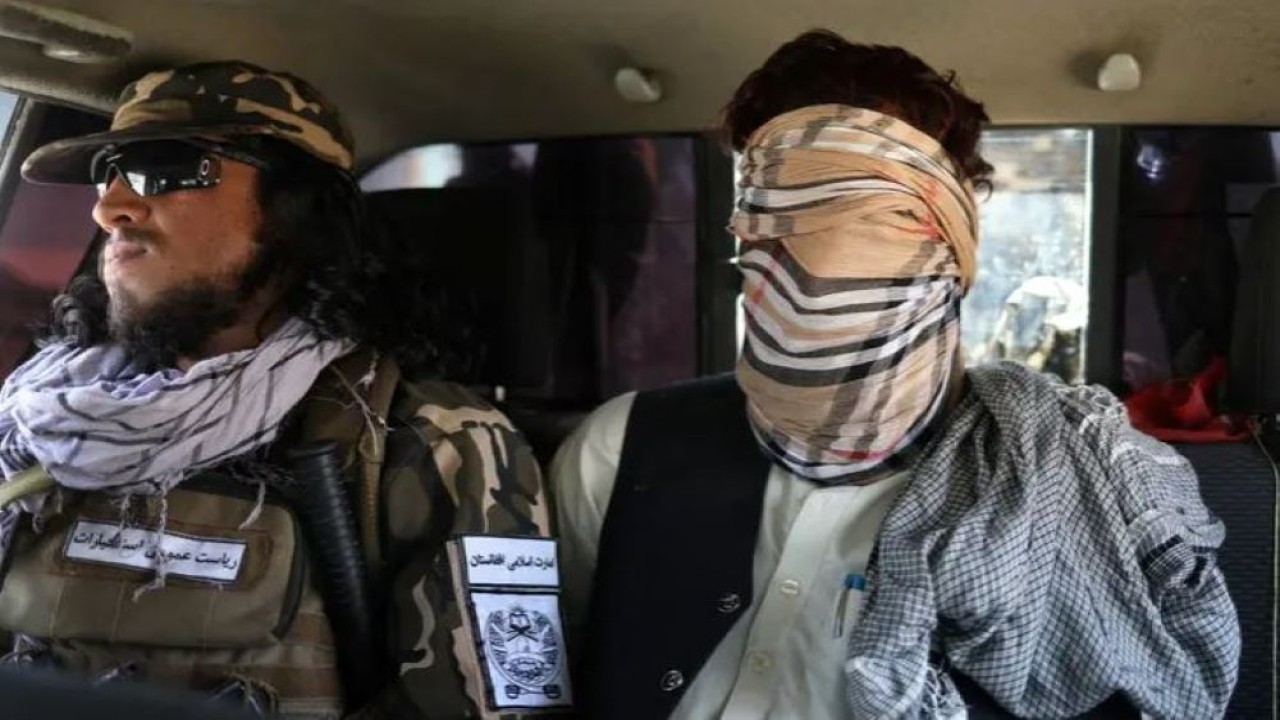Seorang tersangka anggota ISIS duduk dengan mata tertutup di mobil Pasukan Khusus Taliban di Kabul, Afghanistan, 5 September 2021. (Reuters)