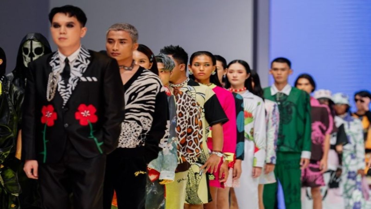 Kolaborasi Tarra Budiman dan Rider Underwear di Jakarta Fashion Week 2023 (ANTARA/HO)