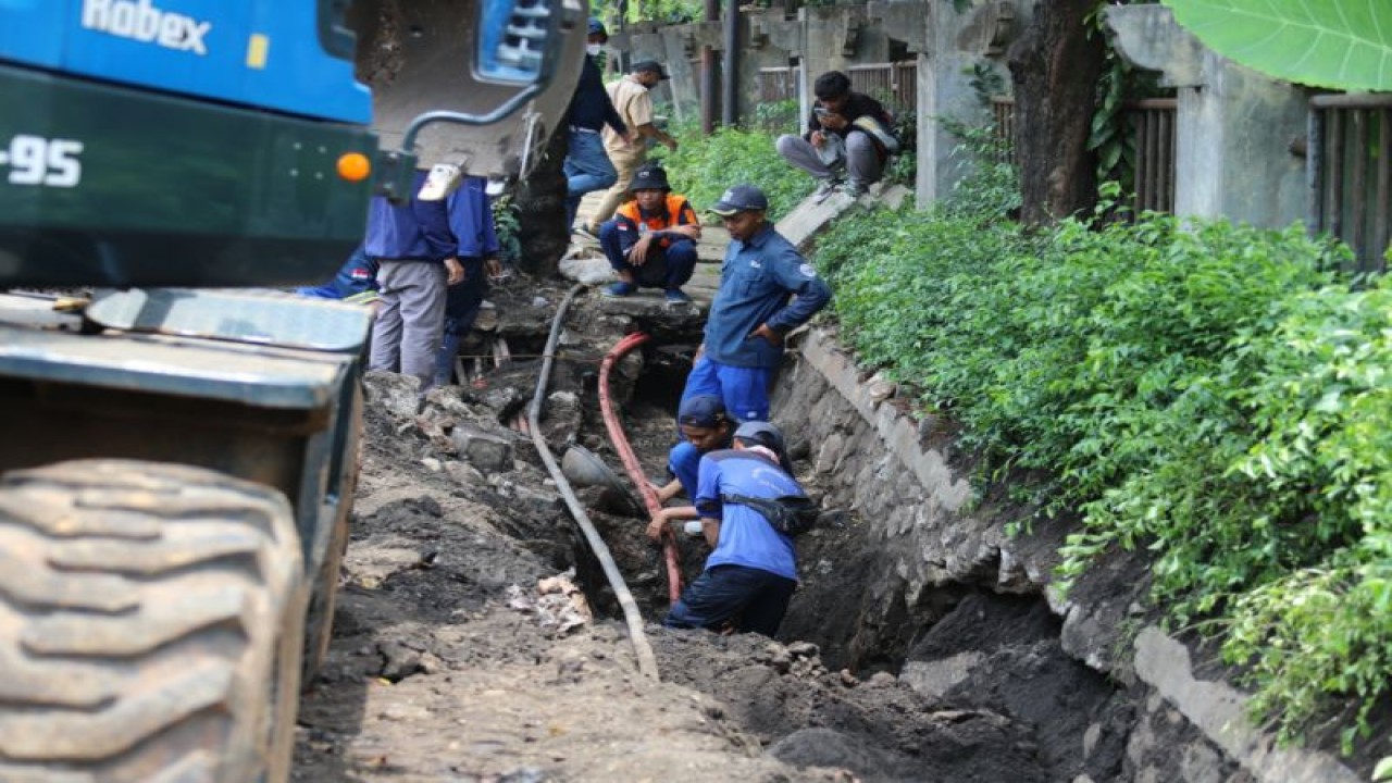 Suku Dinas Bina Marga dan Suku Dinas SDA Jakarta Selatan memperbaiki jalan yang amblas di RA Kartini, Cilandak, Jakarta Selatan, Selasa (18/10/2022). ANTARA/HO-Sudin Kominfotik Jaksel