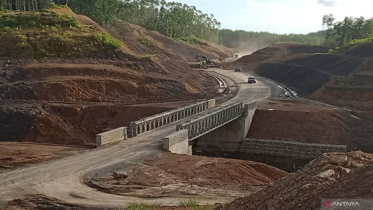 Mulai nampak pengerasan jalan dan pemasangan jembatan di kawasan inti IKN Indonesia baru bernama Nusantara yang terletak di Kecamatan Sepaku, Kabupaten Penajam Paser Utara (ANTARA/Novi Abdi-Bagus Purwa)