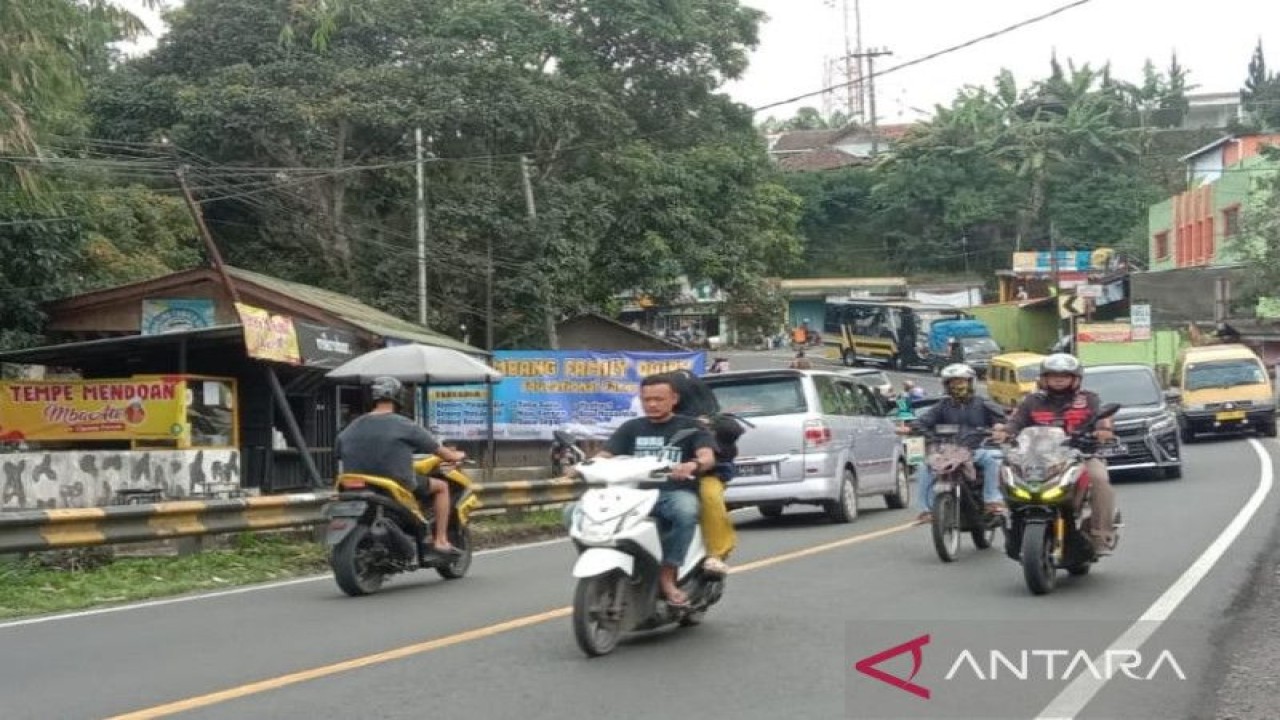 Arus lalu lintas di Jalur Puncak-Cianjur, Jawa Barat padat, sehingga petugas memberlakukan rekayasa arus guna mengantisipasi terjadinya macet total di sepanjang jalur tersebut, Minggu (30/10/2022). ANTARA/Ahmad Fikri