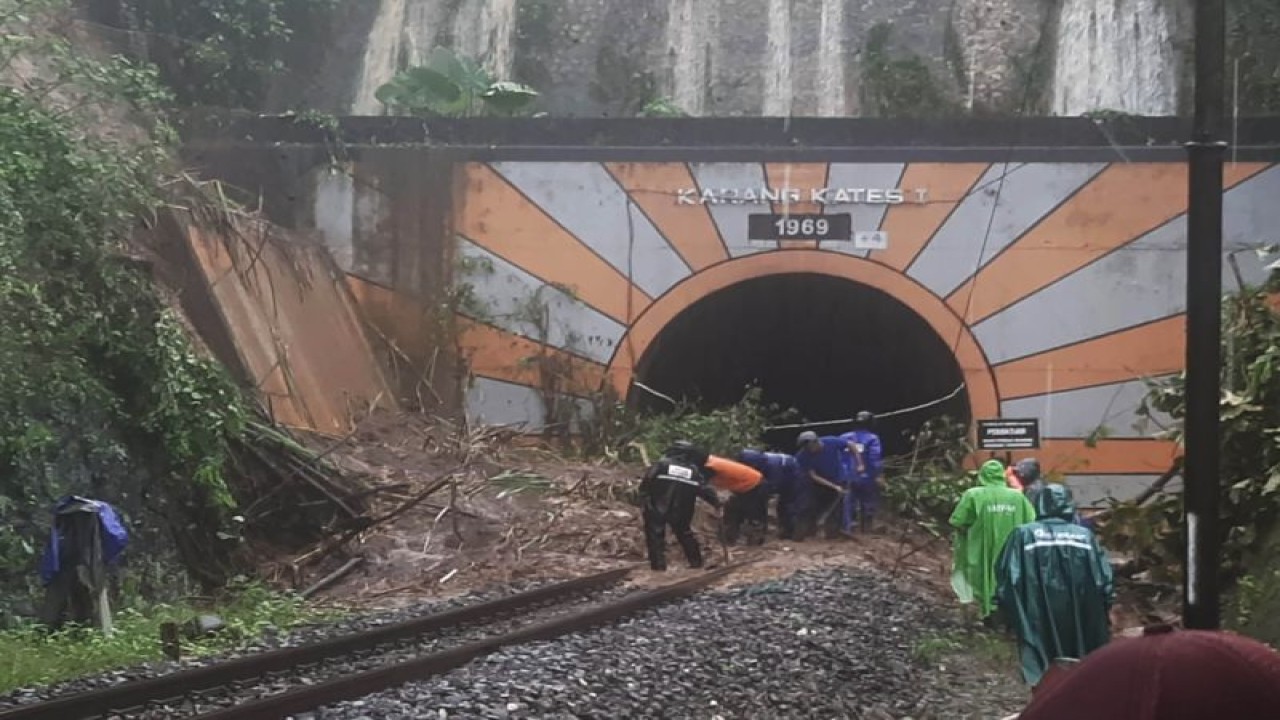 Petugas melakukan pembersihan material longsor di Kilometer 85+4/5, Kabupaten Malang, Jawa Timur, Selasa (18/10/2022). (ANTARA/HO-Humas KAI Daop 8 Surabaya)