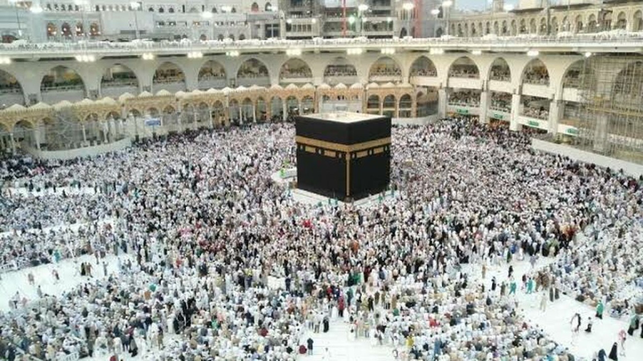 Jemaah ibadah umrah berkumpul dekat Ka'bah/ist