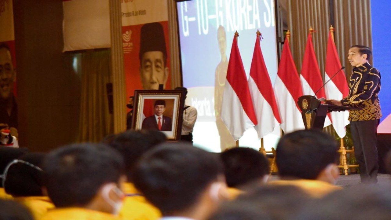 Presiden Jokowi saat melepas Pekerja Migran Indonesia skema G to G ke Korea Selatan di Hotel El Royale, Jakarta, pada Senin (17/10/2022). (BPMI Setpres/Rusman)