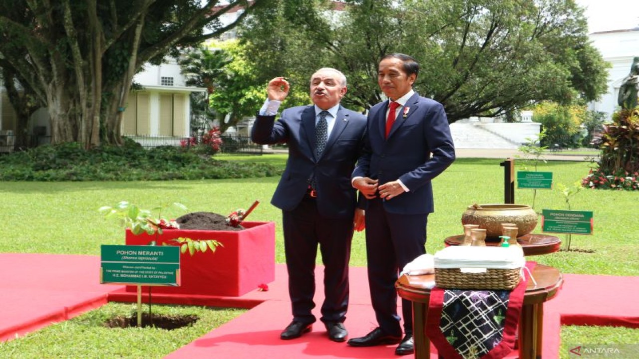 Presiden Joko Widodo menerima kunjungan kenegaraan Perdana Menteri Palestina Mohammad IM Shtayyeh di Istana Kepresidenan Bogor, Jawa Barat, Senin (24/10/2022) (ANTARA/Desca Lidya Natalia)