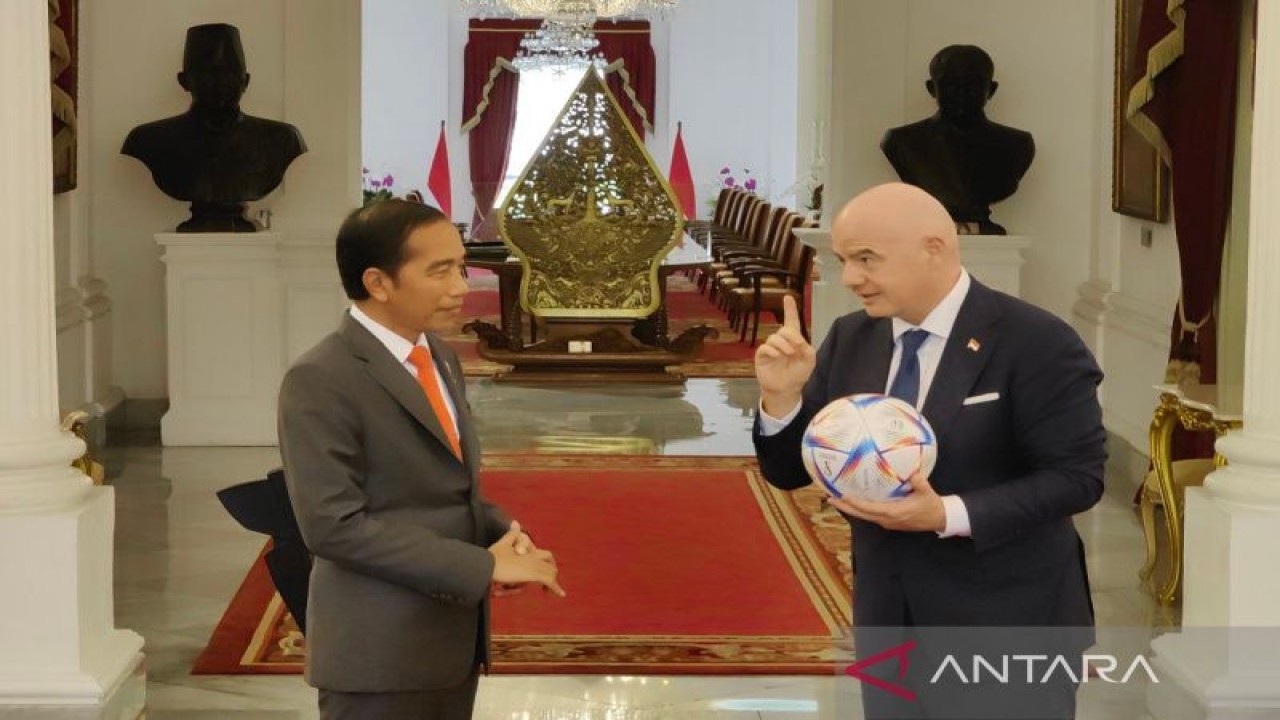 Presiden FIFA Gianni Infantino (kanan) memegang bola Piala Dunia 2022 Qatar, Al Rihla, yang diserahkan sebagai memorabilia kepada Presiden RI Joko Widodo selepas pertemuan di Istana Merdeka, Jakarta, Selasa (18/10/2022). (ANTARA/Gilang Galiartha)