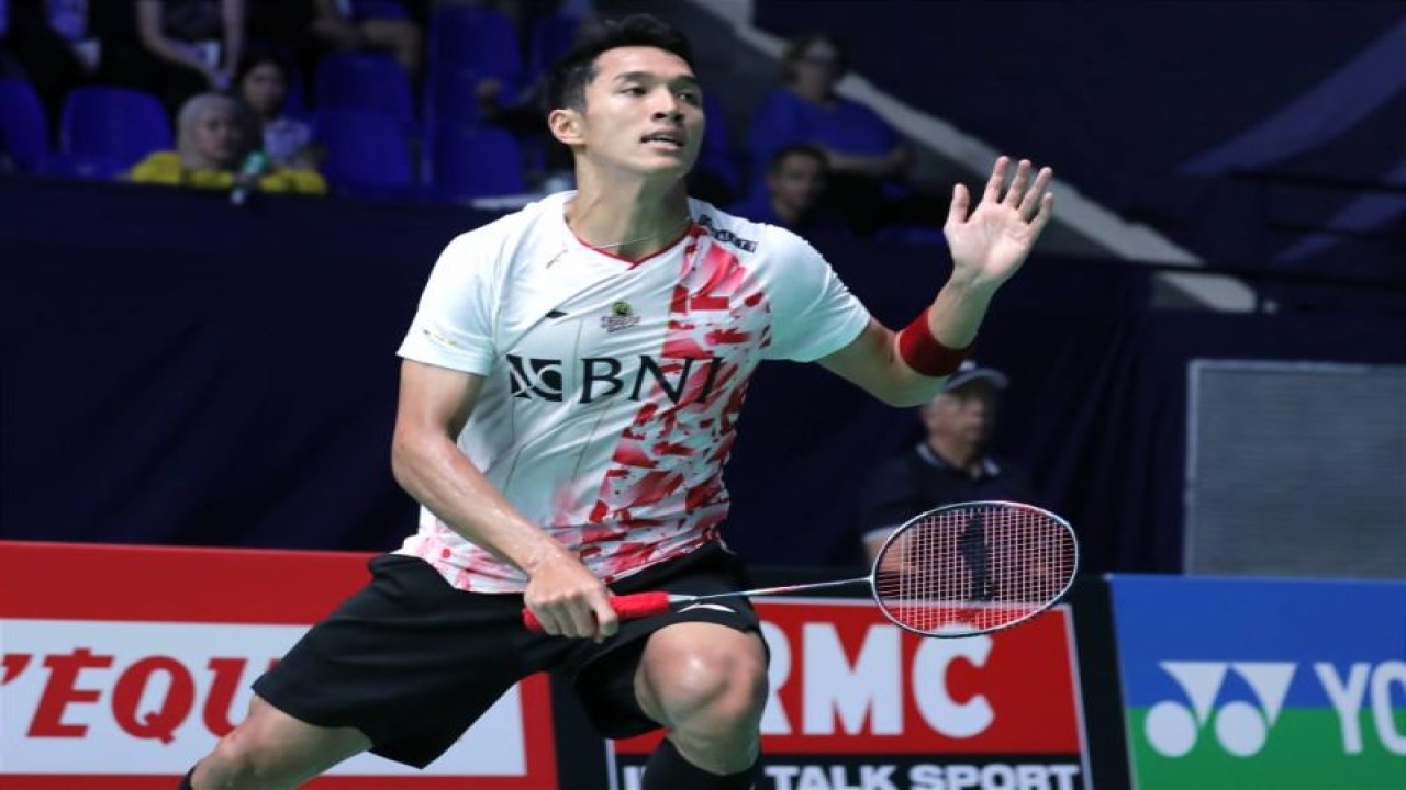 Jonatan Christie menjadi pebulu tangkis tunggal putra Indonesia terakhir yang masih bertahan dan melaju hingga babak perempat final French Open 2022, Kamis. (ANTARA/HO-PP PBSI)