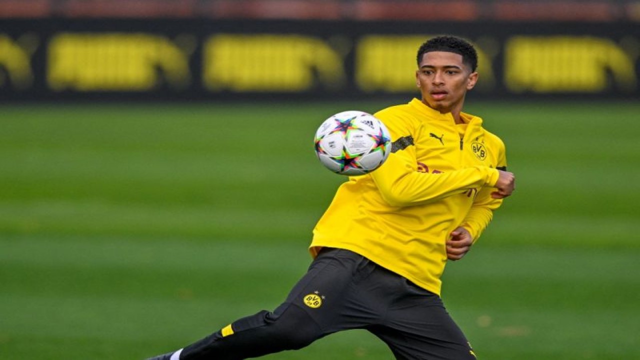 Gelandang Borussia Dortmund Jude Bellingham saat latihan pada 24 Oktober 2022 menjelang pertandingan Grup G Liga Champions antara BVB Borussia Dortmund dan Manchester City di Dortmund. (AFP/SASCHA SCHUERMANN)