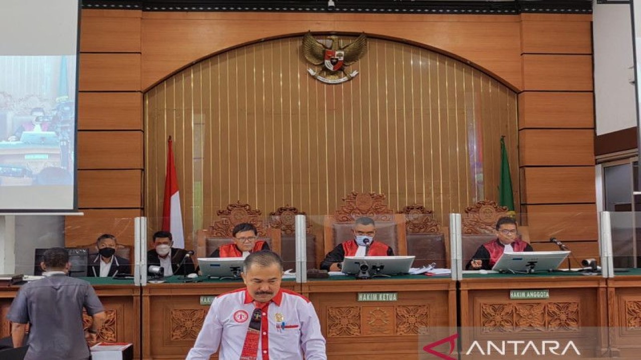 Kamaruddin Simanjuntak, kuasa hukum Brigadir Nofriansyah Yosua Hutabarat atau Brigadir J, di Pengadilan Negeri Jakarta Selatan, Selasa (25/10/2022). (ANTARA/Melalusa Susthira K.)