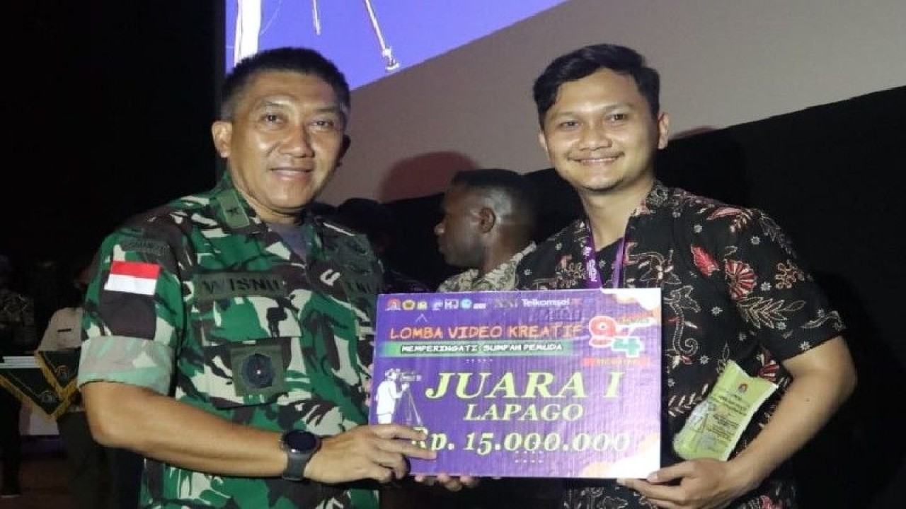 Kasdam XVII Cendrawasih Brigjen TNI Wisnu Graha menyerahkan hadiah kepada juara I lomba video kreatif yang diselenggarakan Korem 172/PWY di Jayapura. (ANTARA/HO/Penrem 172/PWY)