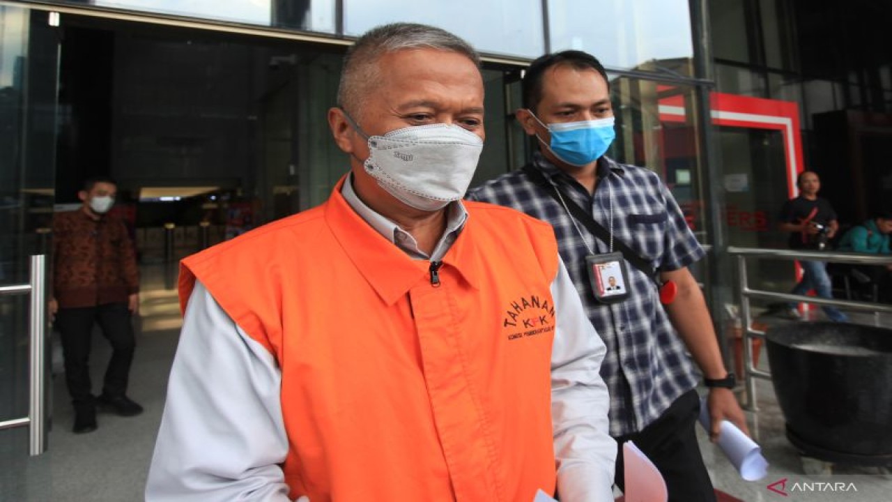 Tersangka Hakim Mahkamah Agung nonaktif Sudrajad Dimyati (kiri) berjalan menuju mobil tahanan usai menjalani pemeriksaan perdana di Gedung Merah Putih KPK, Jakarta, Rabu (12/10/2022).  (ANTARA FOTO/RENO ESNIR)