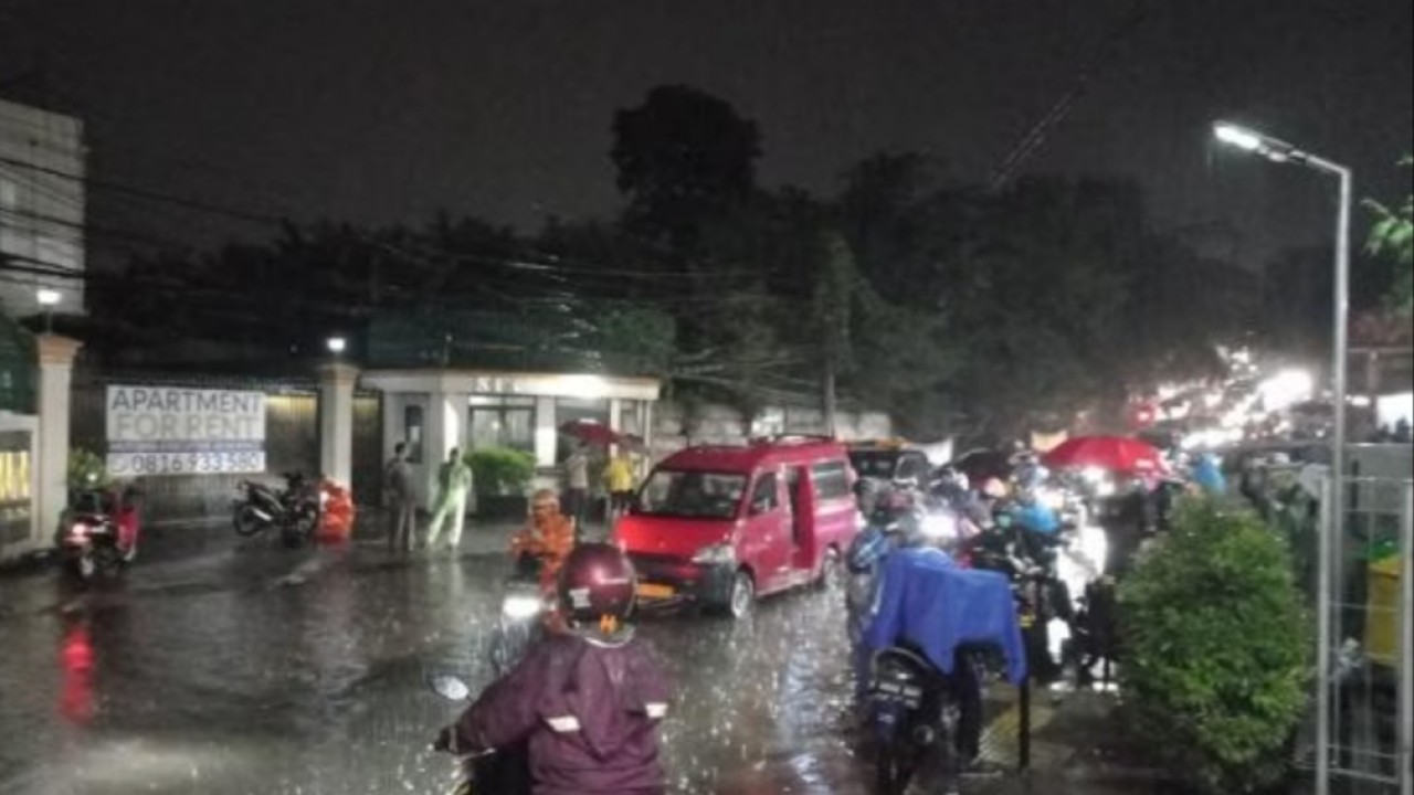 Kawasan Cilandak Jaksel terendam banjir akibat hujan deras/net