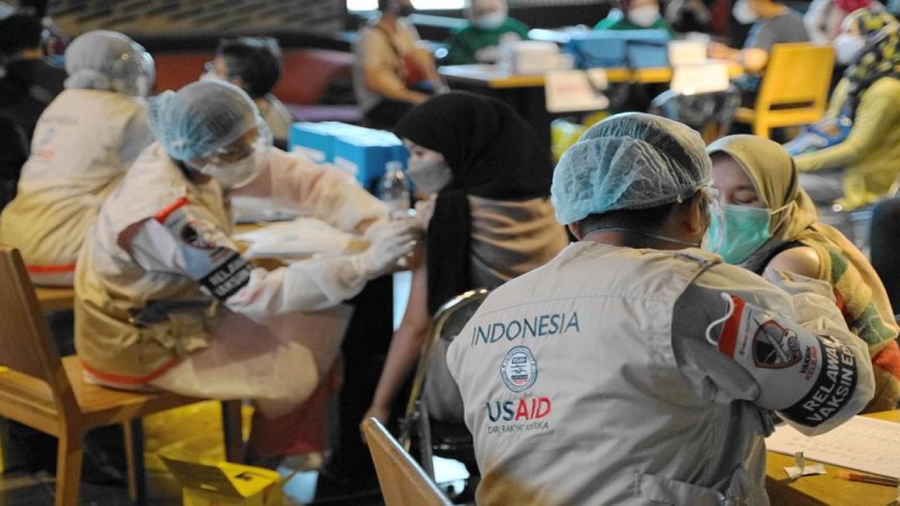 Kegiatan vaksinasi COVID-19 di Indonesia dalam program kerja sama dengan Badan Pembangunan Internasional Amerika Serikat (USAID). (ANTARA/HO-Kedubes AS di Jakarta)