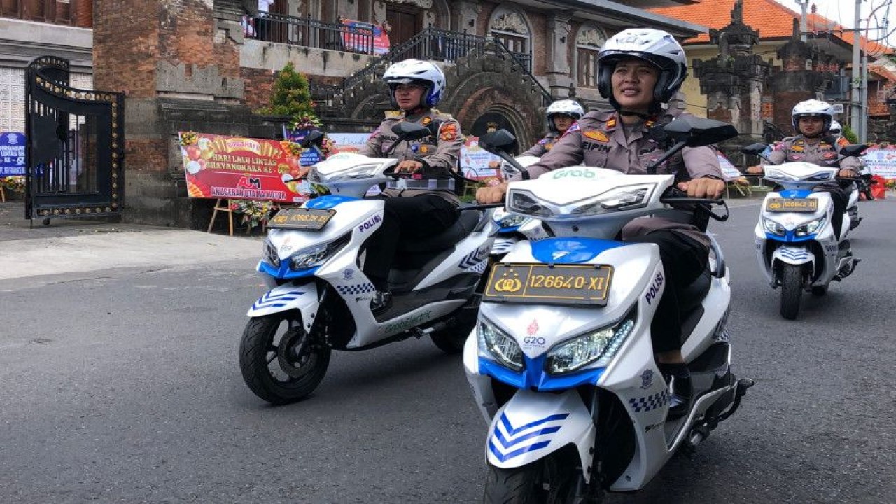 Konvoi dengan menggunakan kendaraan listrik di Bali yang dipimpin oleh Kapolda Bali, Irjen Putu Jayan Danu Putra beserta jajarannya (ANTARA/Ho)