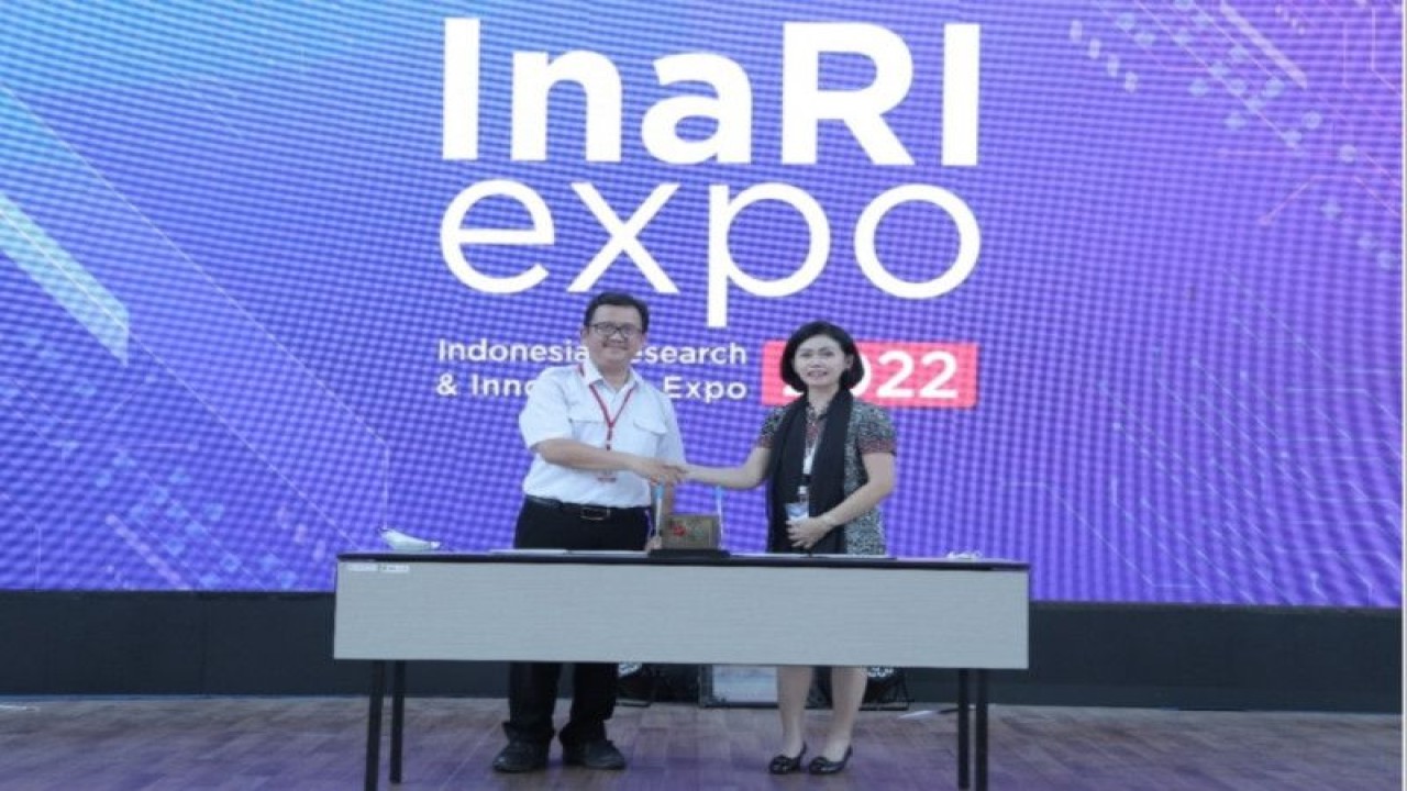 Kepala Organisasi Riset Elektronika dan Informatika (OREI) BRIN Budi Prawara (kiri) dan Director of Government Affairs Huawei Indonesia Yenty Joman dalam acara penandatanganan nota kesepahaman (MoU) antara Huawei Indonesia dan BRIN terkait pengembangan riset dan inovasi di bidang kecerdasan artifisial, komputasi awan, teknologi 5G, dan ekosistem digital Indonesia, disela-sela acara Indonesia Research and Innovation (InaRI) Expo 2022 di Bogor, Jawa Barat, Minggu (30/10/2022) (ANTARA/HO)