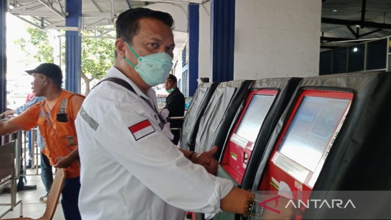 Kepala PT Pelni Cabang Baubau Juni Samsudin Sitorus di Baubau, Sulawesi Tenggara, Sabtu (29-10-2022). ANTARA/Yusran