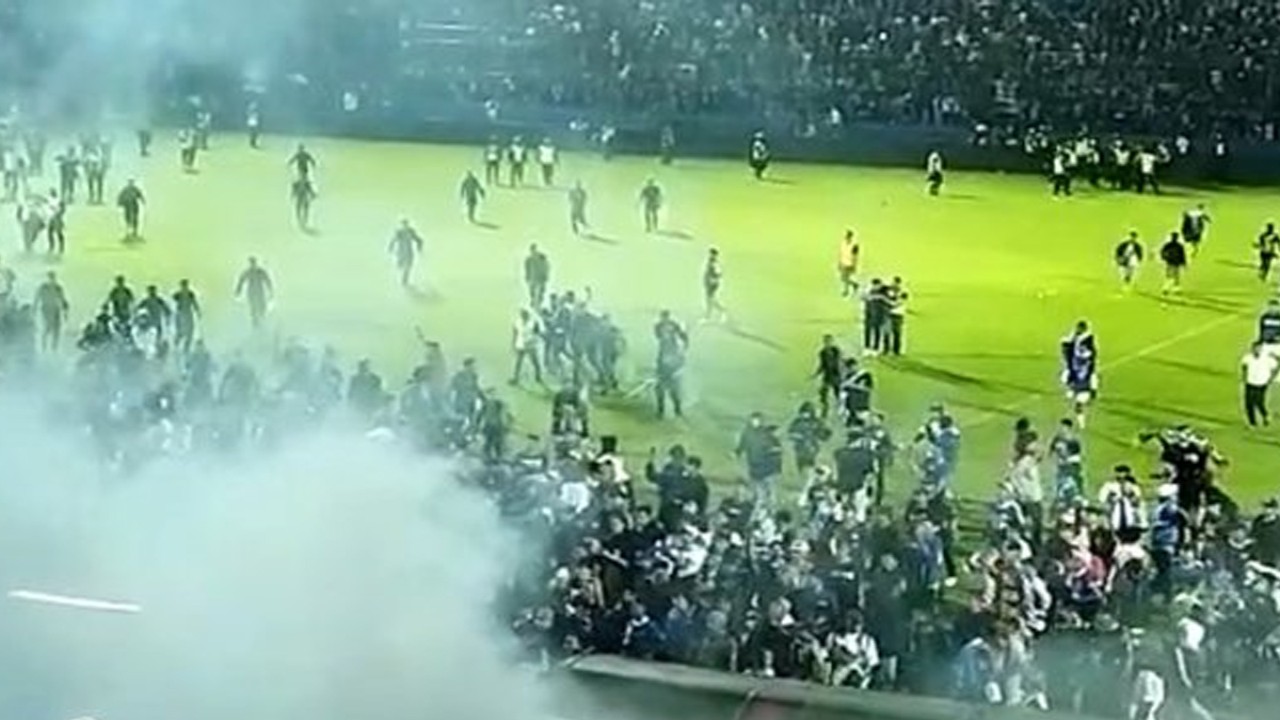 Kerusuhan Suporter usai Arema FC vs Persebaya Surabaya. (foto: istimewa)