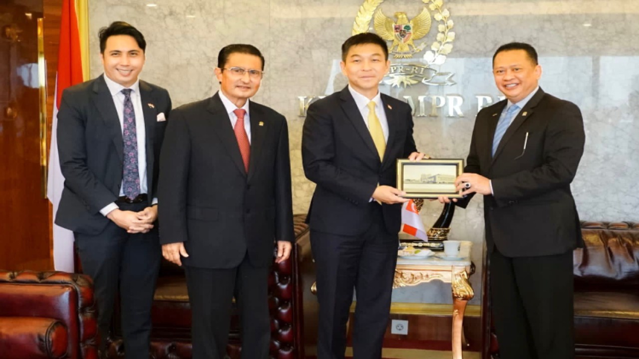 Ketua MPR RI Bambang Soesatyo (kanan) didampingi pimpinan MPR menerima Ketua Parlemen Singapura H.E. Mr Tan Chuan-Jin. Foto: Dok MPR
