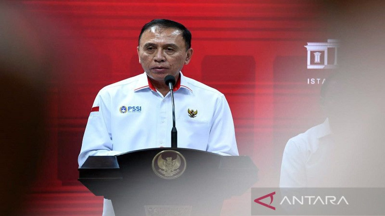 Ketua Umum PSSI Mochamad Iriawan menyampaikan keterangan pers usai mengikuti rapat terbatas terkait perkembangan persiapan penyelenggaraan Piala Dunia U-20 2023 yang dipimpin Presiden Joko Widodo di Istana Kepresidenan Jakarta, Kamis (8/9/2022). (ANTARA/HO-Biro Pers Setpres/am)