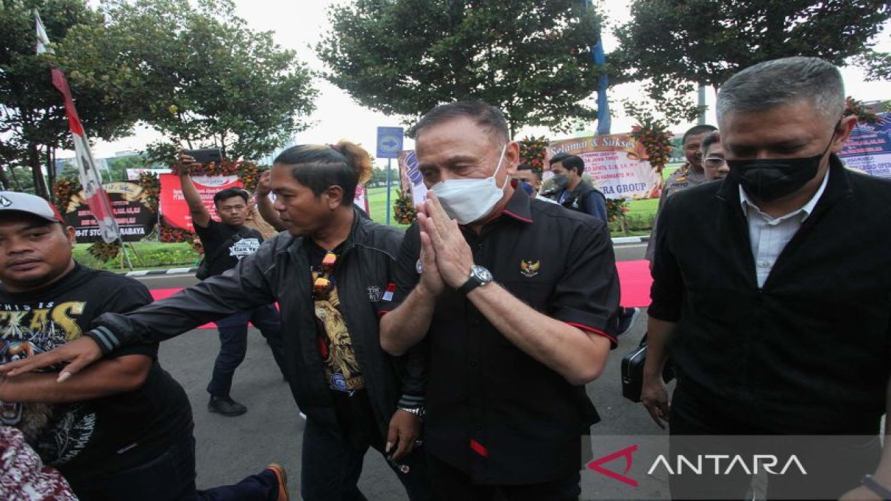 Arsip - Ketua Umum PSSI Mochamad Iriawan (kedua kanan) berjalan menuju Gedung Ditreskrimum Polda Jawa Timur, Surabaya, Jawa Timur, Kamis (20/10/2022). ANTARA FOTO/Didik Suhartono/aww.