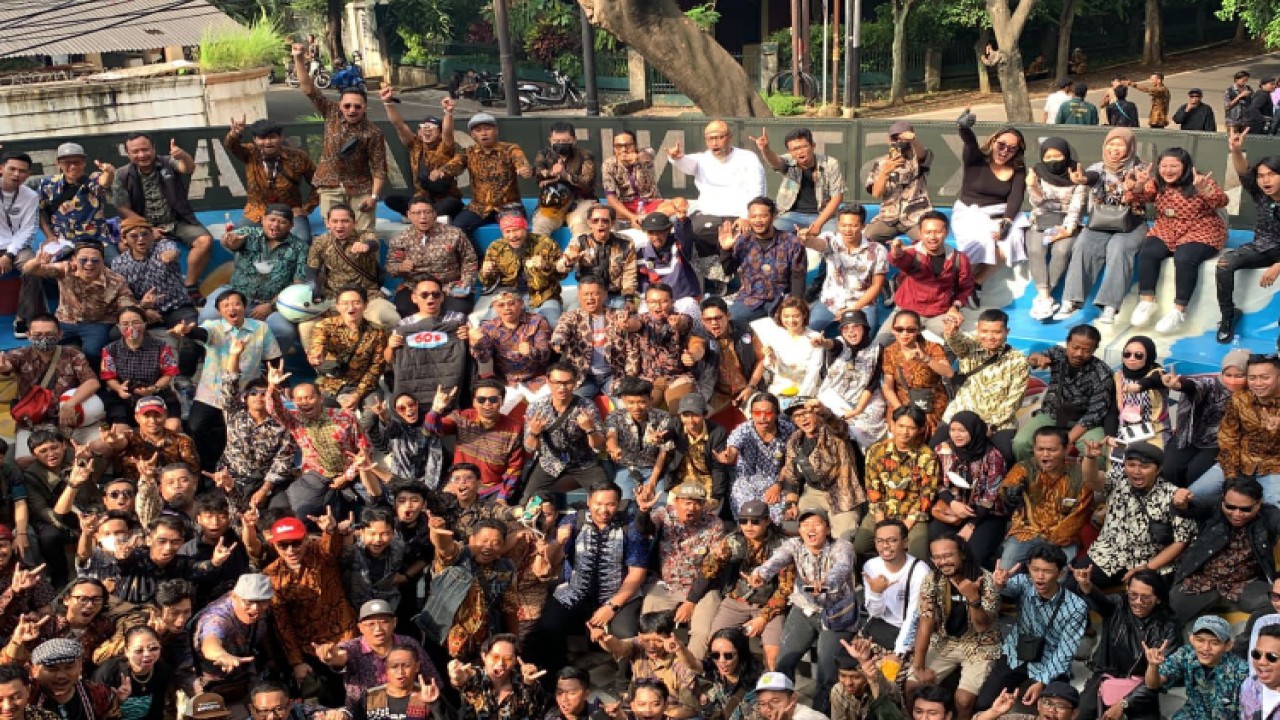 Komunitas vespa memeriahkan Hari Batik Nasional.   Foto: Dok MPR