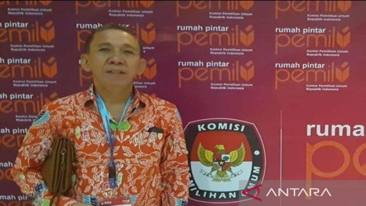 Koordinator Divisi Sosialisasi, Parmas, dan SDM KPU Kabupaten Minahasa Peter Mawikere. ANTARA/Nancy L. Tigauw