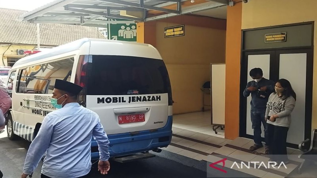 Mobil jenazah disiapkan untuk membawa jenazah korban tragedi Kanjuruhan yang meninggal dunia. (ANTARA/Vicki Febrianto)