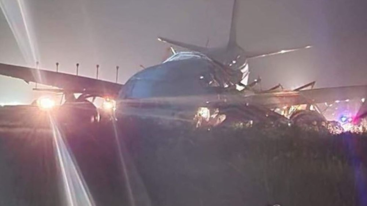 Roda pendaratan pesawat Korean Air pada bagian hidung terlihat hancur. (Yonhap)