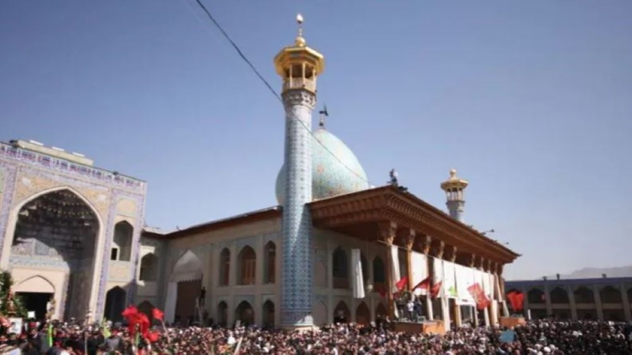 Kuil Shah Cheragh di Shiraz pada 15 April 2008 saat pemakaman orang-orang yang tewas dalam ledakan di masjid. (AFP)