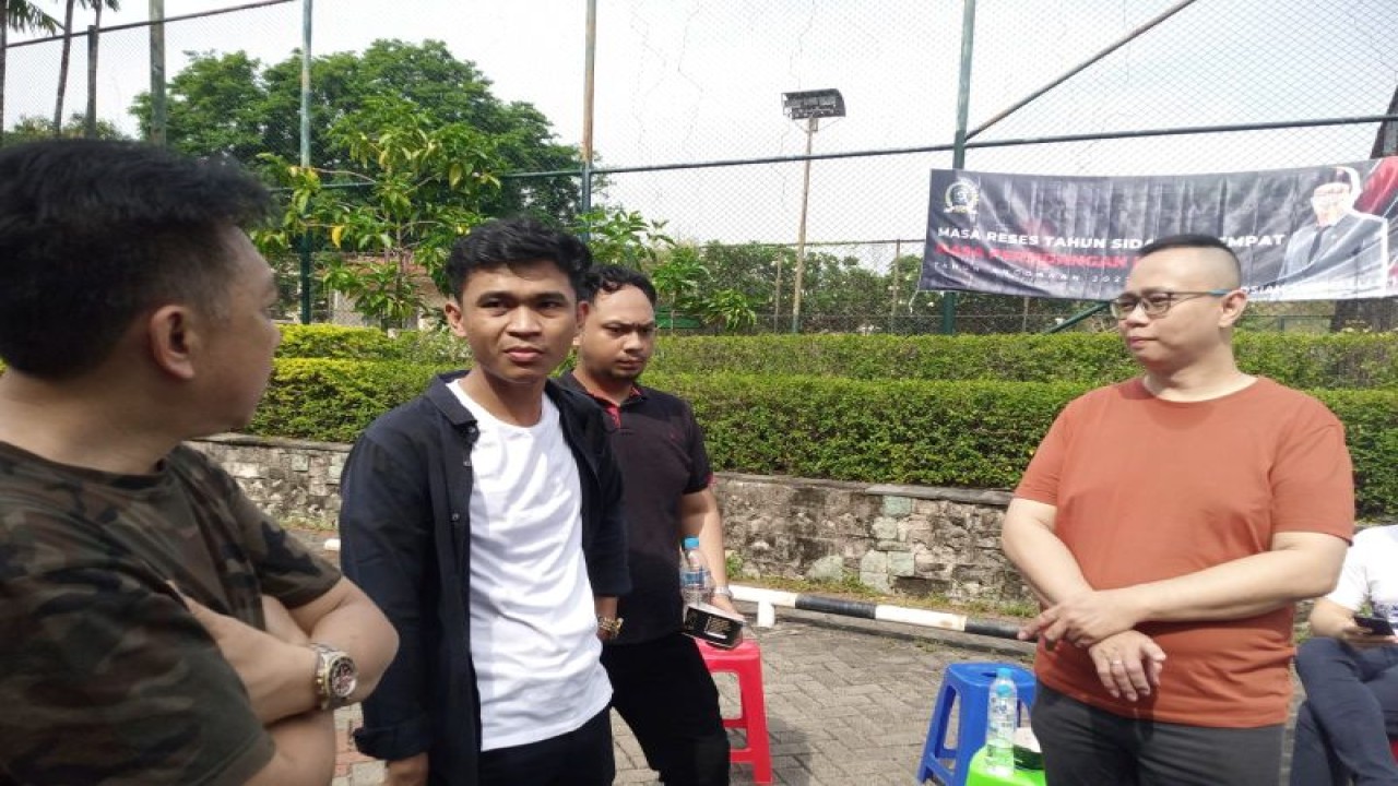 Anggota Komisi A DPRD Surabaya Josiah Michael (kanan) saat reses di Perumahan Darmo Hill, Kota Surabaya. (ANTARA/HO-DPRD Surabaya)