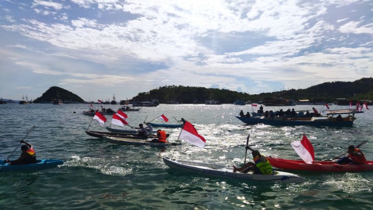 Lomba Dayung dari IFG Labuan Bajo Marathon (ANTARA/Fransiska Mariana Nuka)