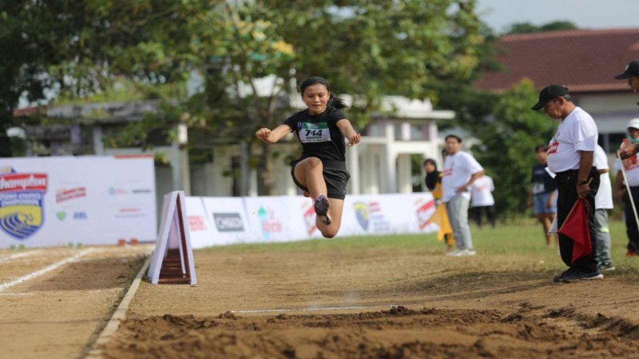 Siswi SMAN 1 Tanjung, Kabupaten Tabalong, Winney Maharati Ruung naik podium juara lompat jauh jenjang pelajar SMA pada Energen Champion SAC Indonesia 2022 - kualifikasi Kalimantan di Lapangan JPOK Universitas Lambung Mangkurat, Banjarbaru, Kalimantan Selatan, Jumat (28/10/2022). ANTARA/HO-SAC Indonesia