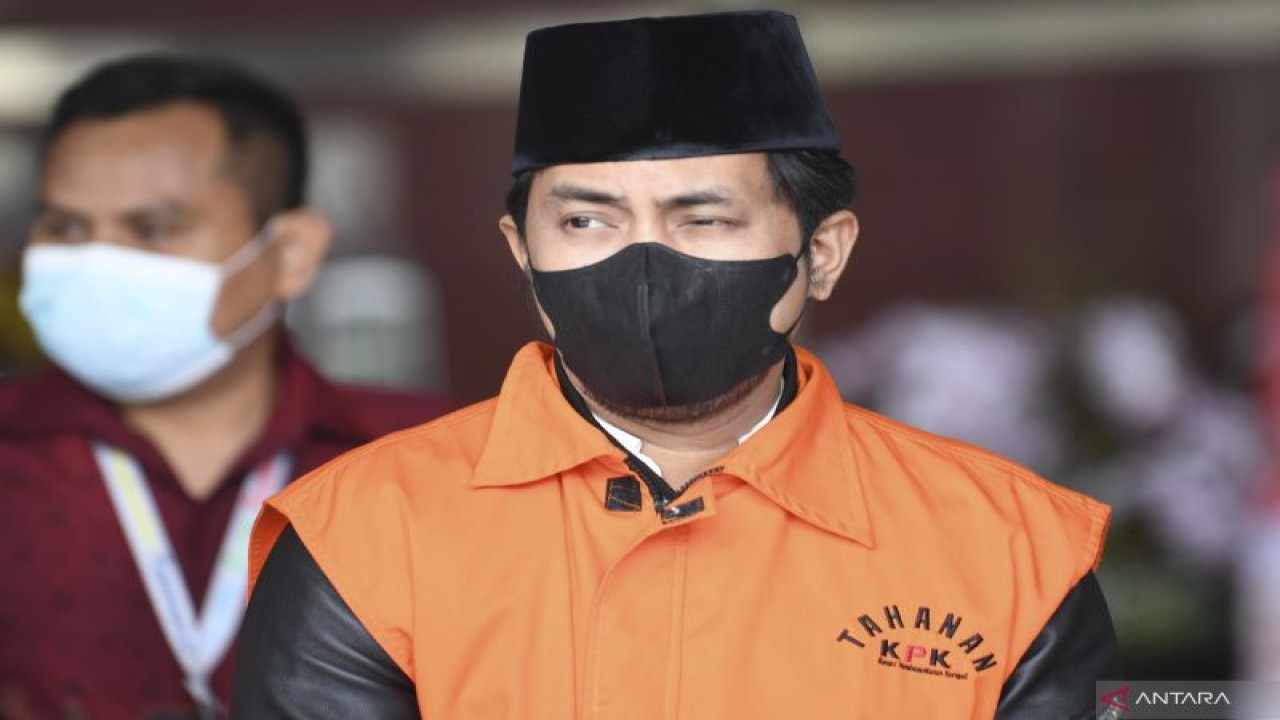 Bupati nonaktif Penajam Paser Utara (PPU) Abdul Gafur Mas'ud (kanan). ANTARA FOTO/M Risyal Hidayat/nz