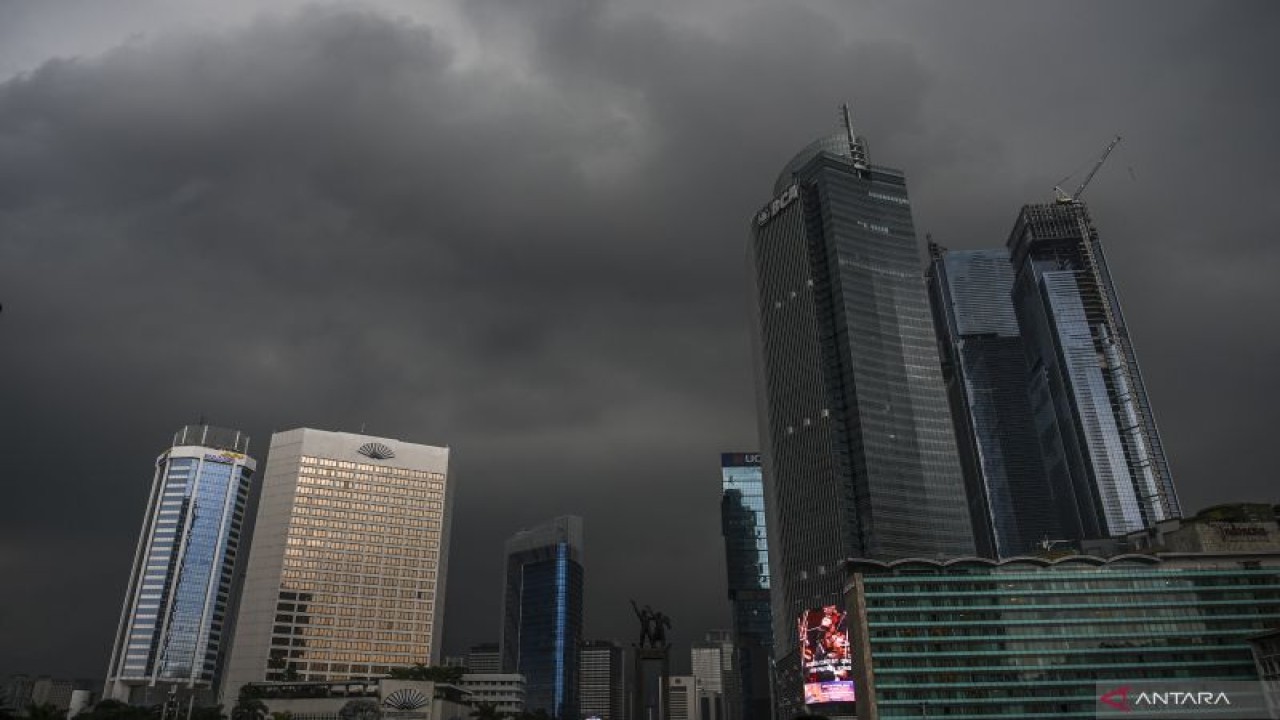 Ilustrasi, Mendung menyelimuti kawasan Bundaran Hotel Indonesia di Jakarta. (ANTARA FOTO/Galih Pradipta/rwa)