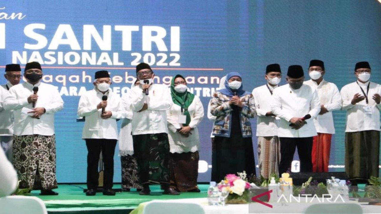 Menkopolhukam Mahfud MD bersama Wapres Ma'ruf Amin dalam acara Peringatan Hari Santri Nasional 2022 di Kantor Kemenkopolhukam, Jakarta, Jumat (21/10/2022). (ANTARA/HO-Humas Kemenko Polhukam)